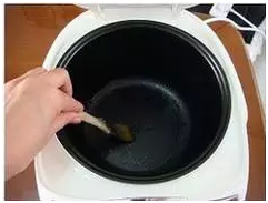 锅不粘锅？原来方法这么简单开元棋牌百修宝：怎样让电饭(图2)